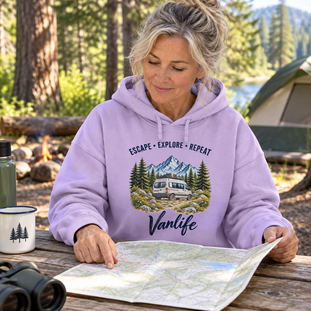 Frau im Lavender Escape Explore Repeat Vanlife Boxcut-Hoodie beim Kartenlesen