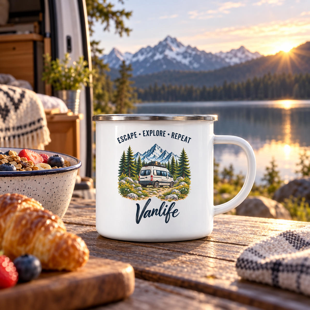 Escape Explore Repeat Vanlife Emaille-Campingbecher beim Frühstück am Bergsee