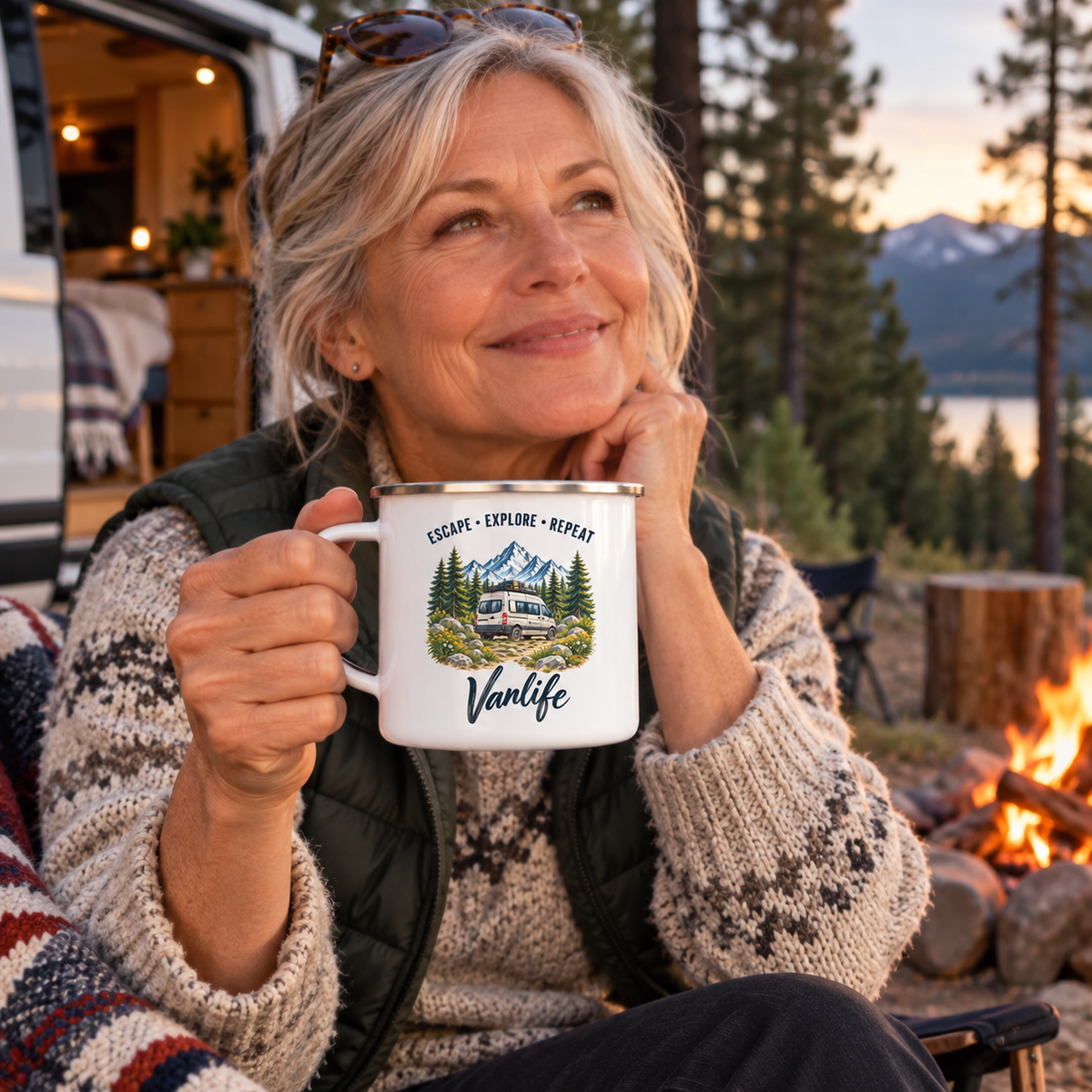 Frau mit Escape Explore Repeat Vanlife Emaillebecher am Lagerfeuer