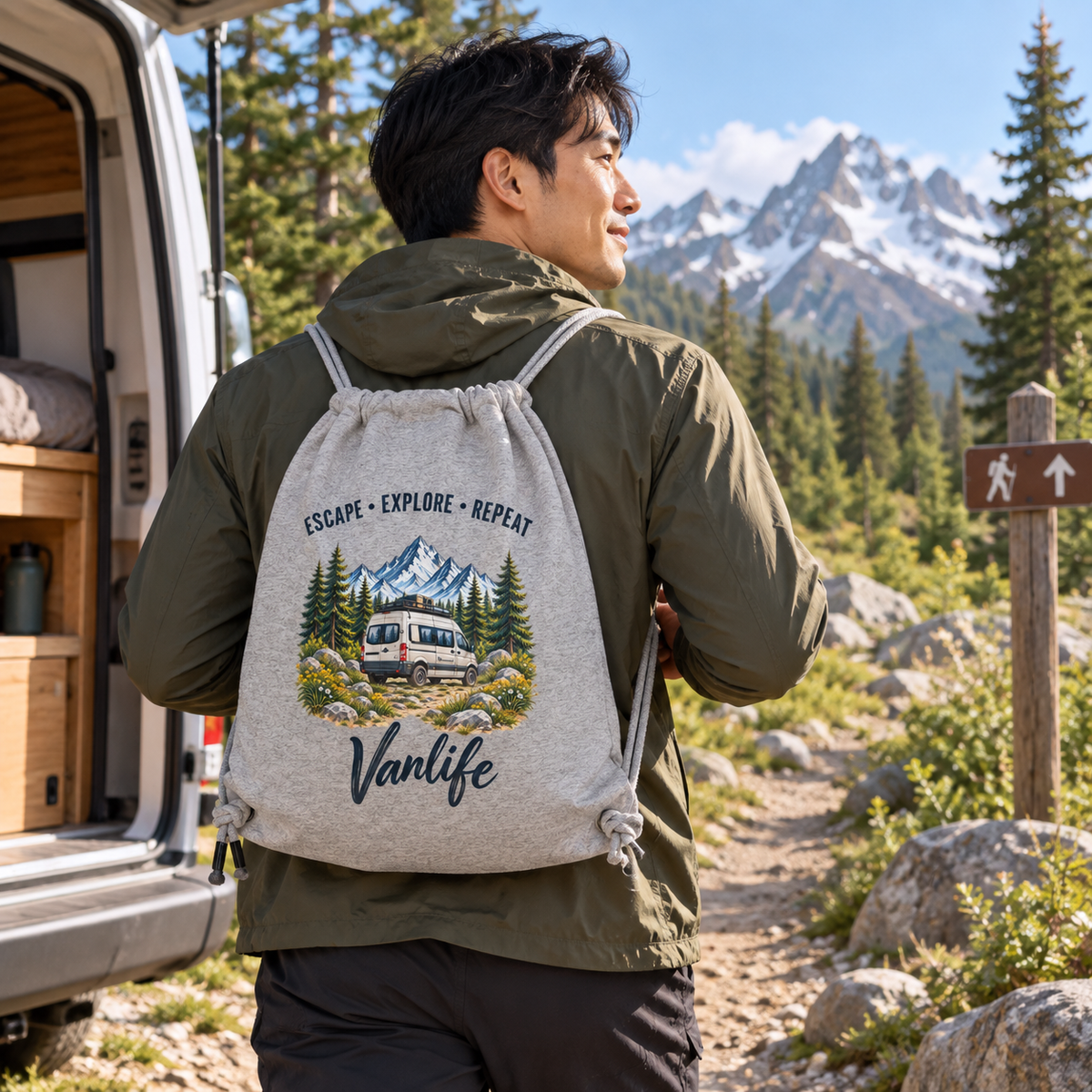 Mann mit grauem Escape Explore Repeat Vanlife Gym Bag am Bergcampingplatz