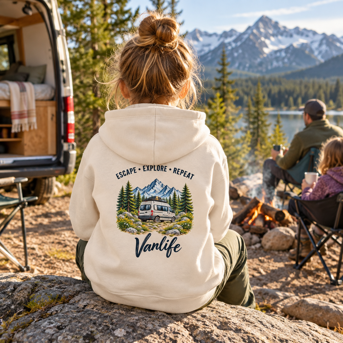 Kind im Natural Raw Escape Explore Repeat Vanlife Bio-Hoodie mit Backprint beim Camping