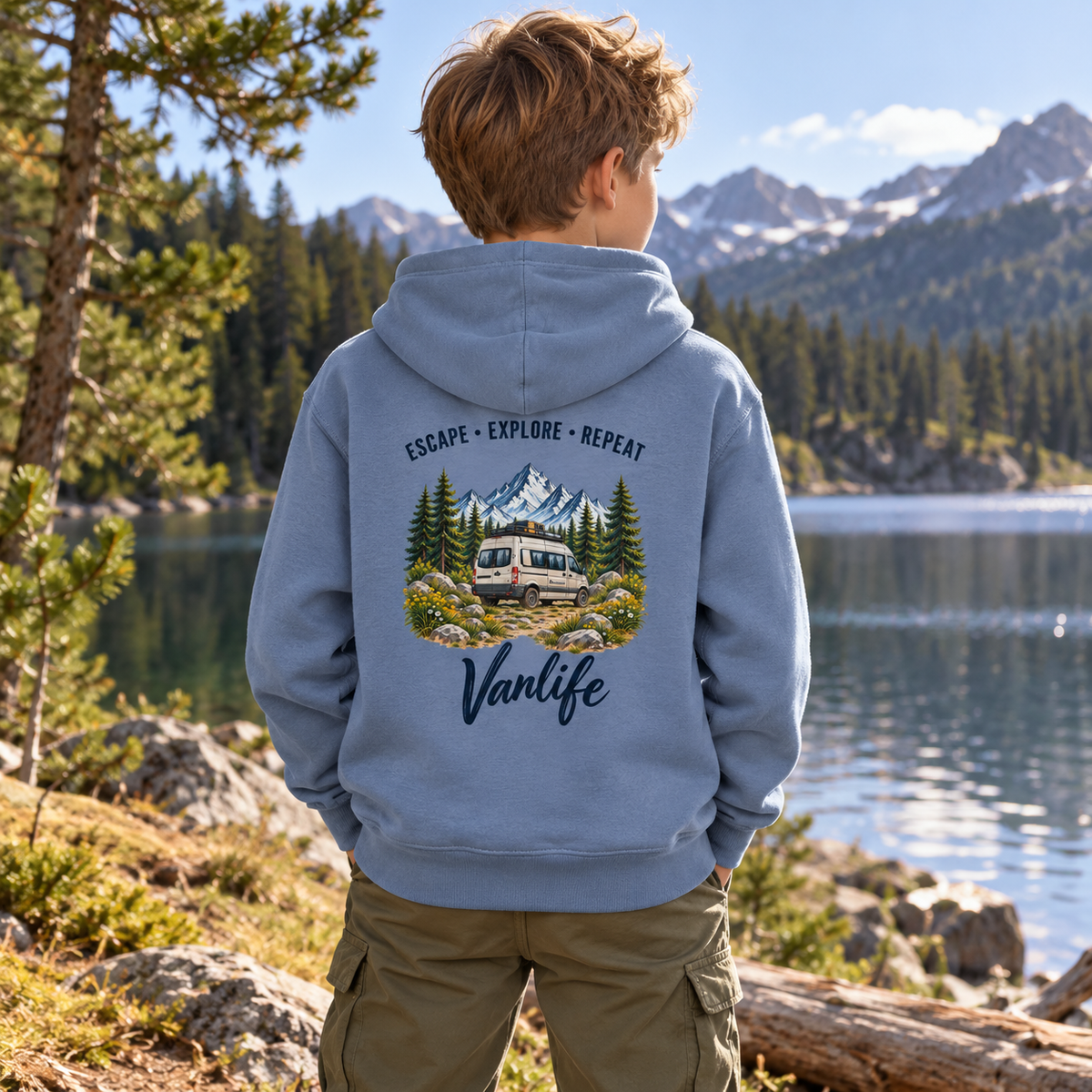 Junge im Blue Soul Escape Explore Repeat Vanlife Kinder-Hoodie mit Backprint am Waldsee