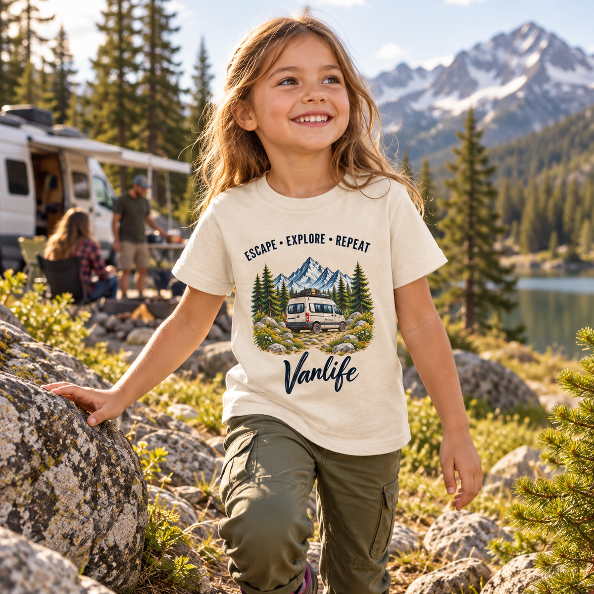 Mädchen im Natural Raw Escape Explore Repeat Vanlife Kinder-Bio-T-Shirt am Campingplatz