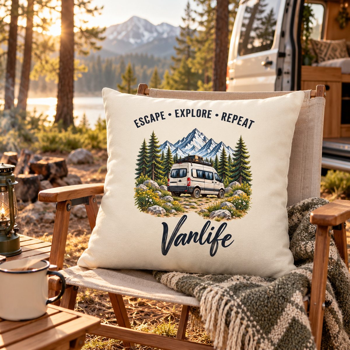 Escape Explore Repeat Vanlife Kissen auf einem Campingstuhl am Waldstellplatz