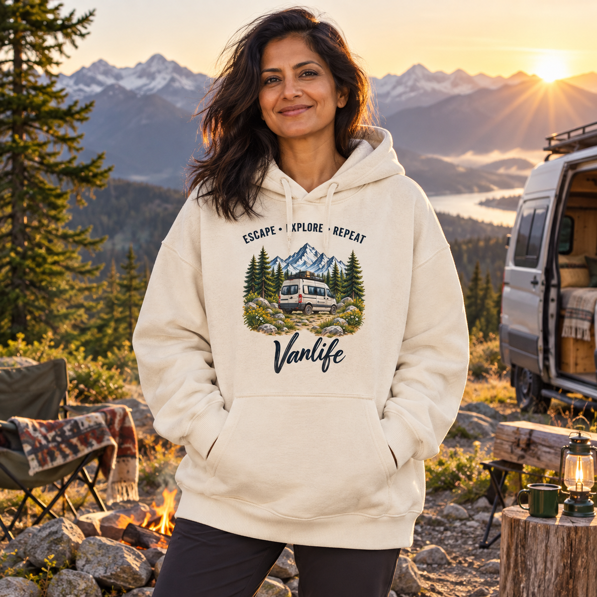 Frau im Natural Raw Escape Explore Repeat Vanlife Oversize-Hoodie am Bergcampingplatz