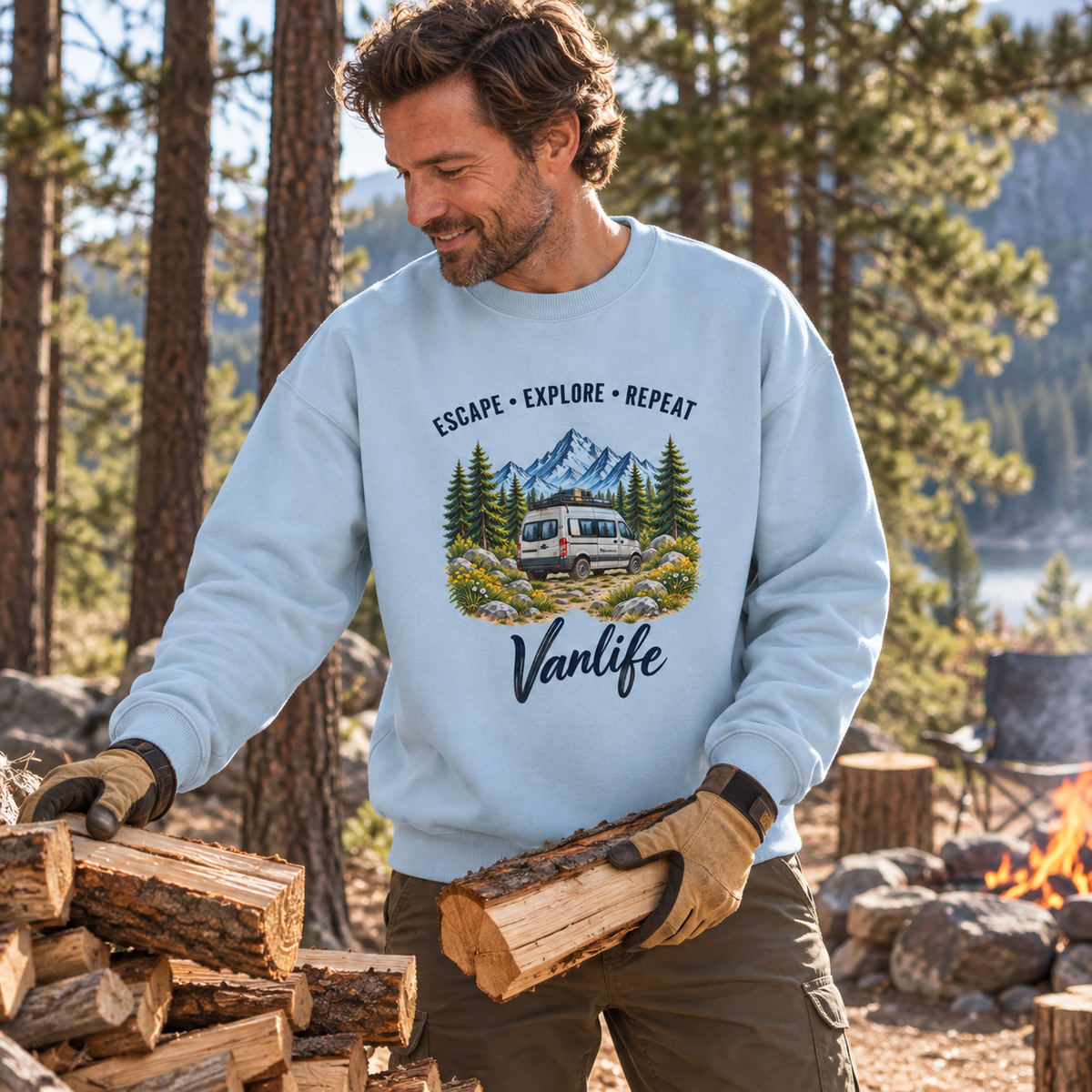 Mann im Blue Ice Escape Explore Repeat Vanlife Oversize-Sweatshirt beim Waldcamping