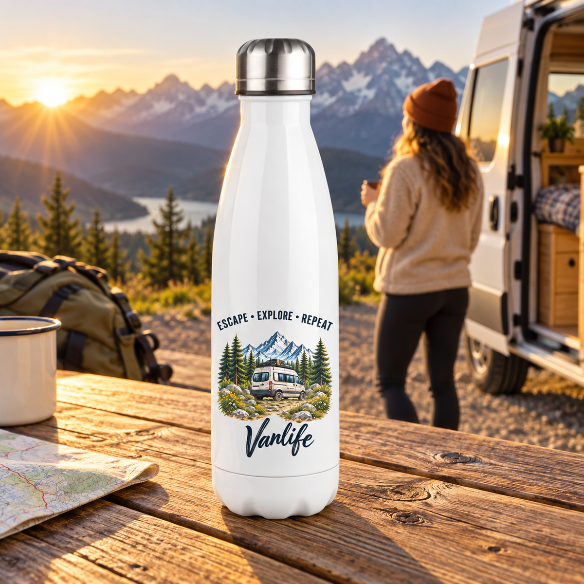 Weiße Escape Explore Repeat Vanlife Thermoflasche auf einem Roadtrip-Picknicktisch