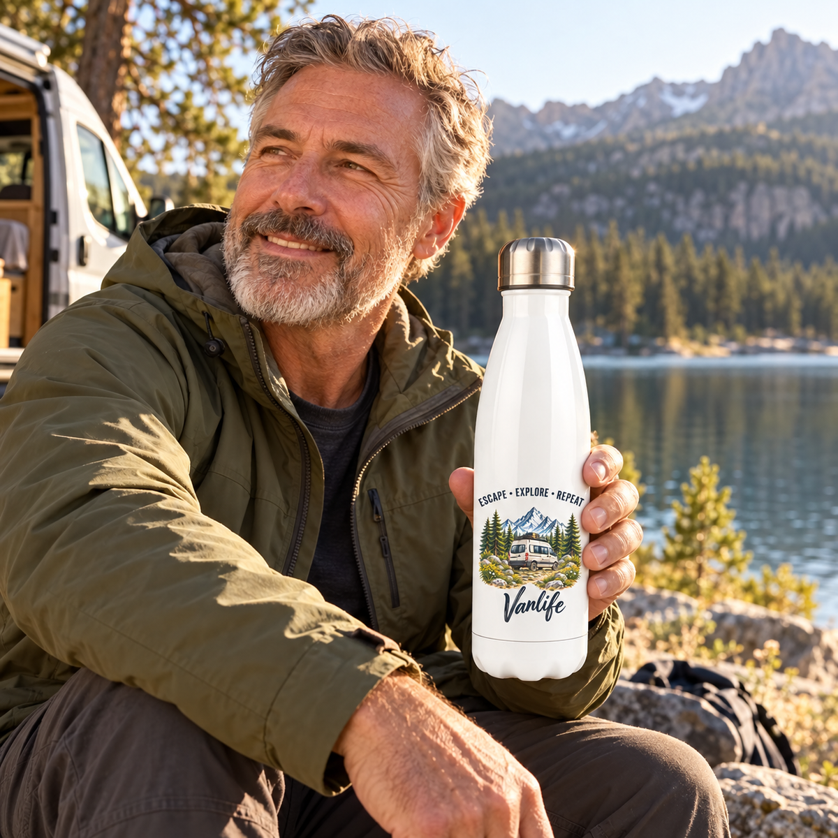 Mann mit weißer Escape Explore Repeat Vanlife Thermoflasche am Bergsee