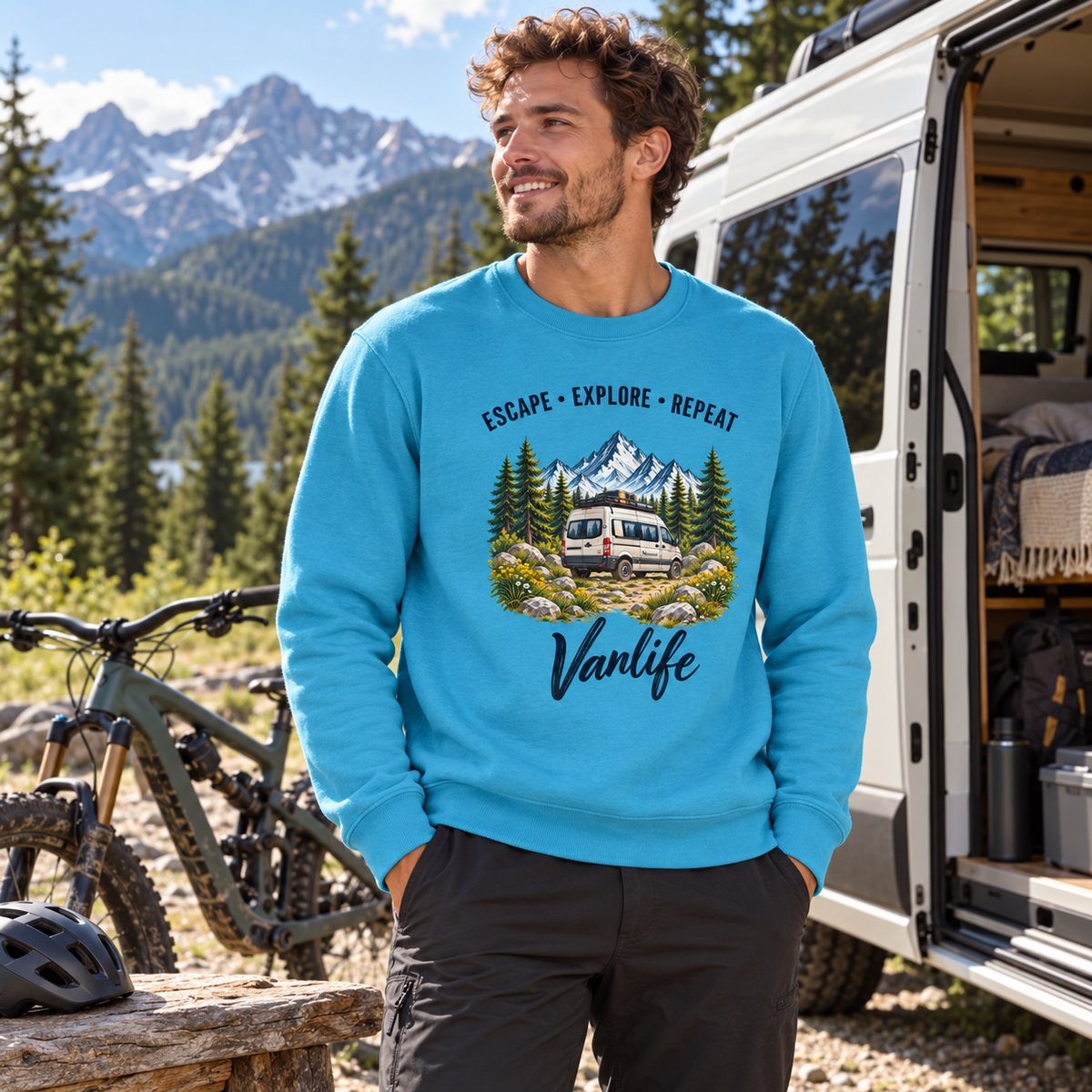 Mann im Caribbean Blue Escape Explore Repeat Vanlife Unisex-Sweatshirt auf Roadtrip