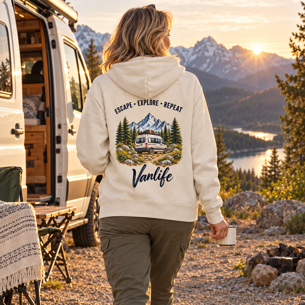 Frau im Natural Raw Escape Explore Repeat Vanlife Bio-Zipper mit Backprint am Camper
