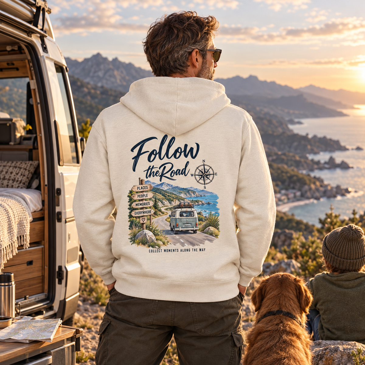 Mann im Bio Zipper mit Follow the Road Backprint in den Bergen