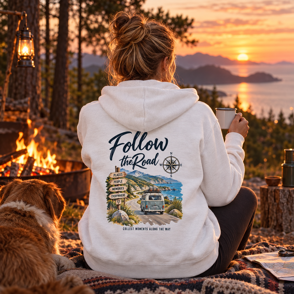 Frau im Bio Zipper mit Follow the Road Rückenmotiv beim Waldcamping