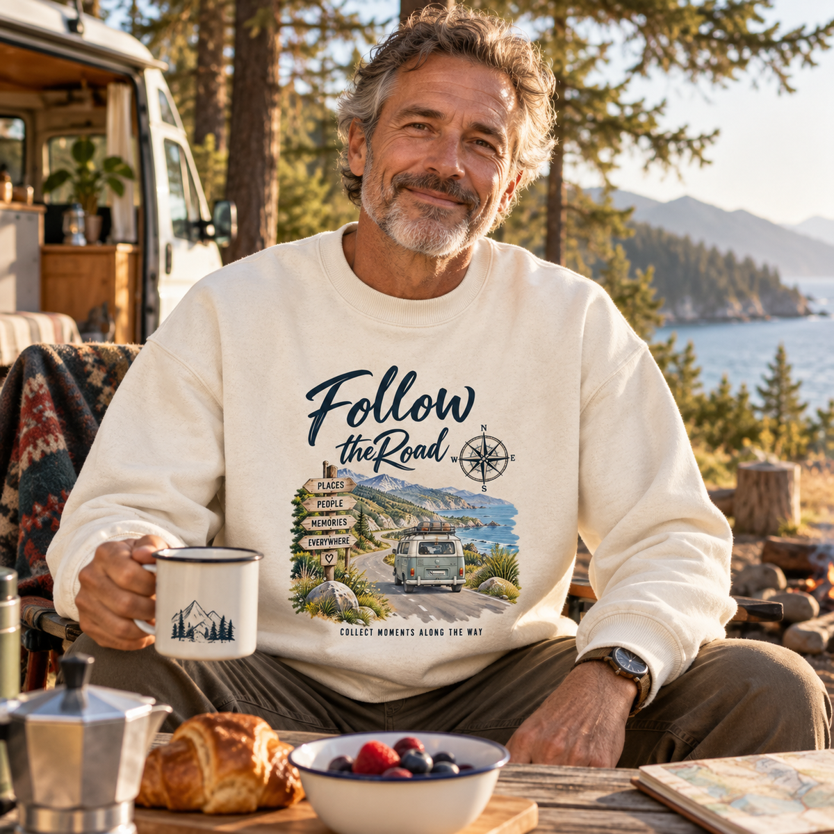 Mann im naturfarbenen Bio Oversize Sweatshirt mit Follow the Road Motiv am Campingplatz