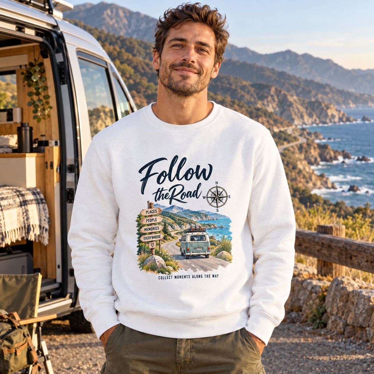 Mann im weißen Bio Unisex Sweatshirt mit Follow the Road Frontprint in den Bergen
