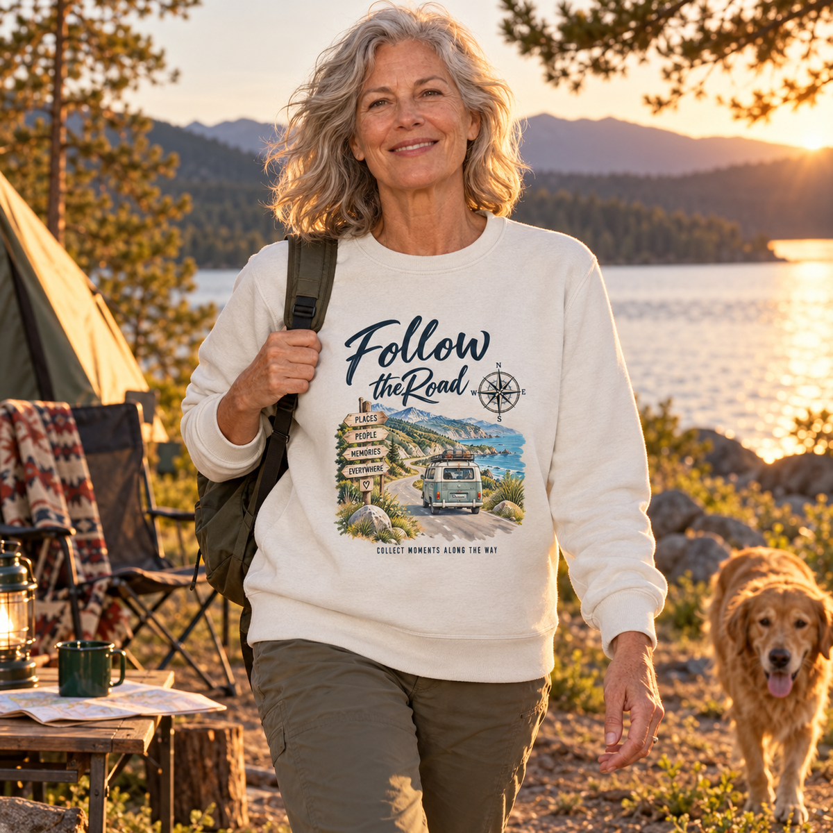 Ältere Frau im hellen Bio Unisex Sweatshirt mit Follow the Road Motiv am See