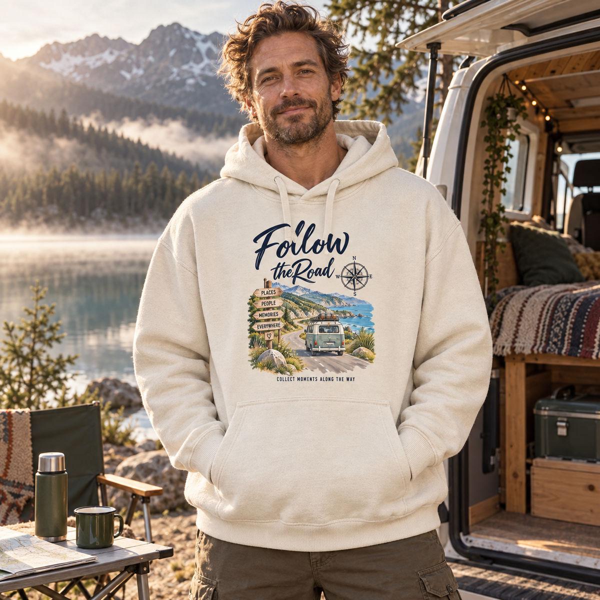 Mann im naturfarbenen Bio Oversize Hoodie mit Follow the Road Frontprint am Bergsee