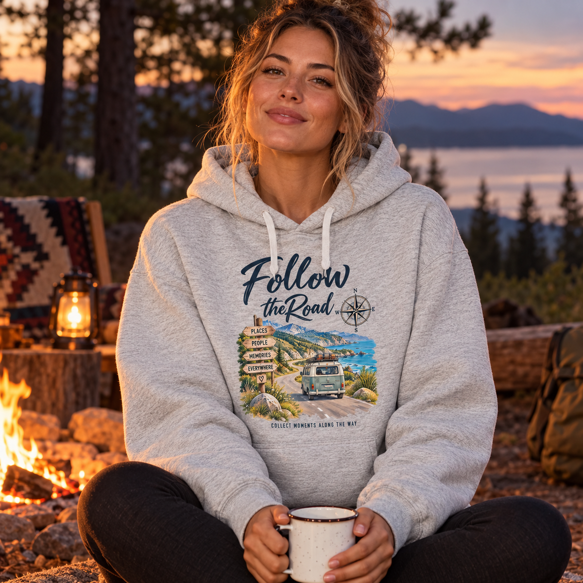 Frau im grauen Bio Oversize Hoodie mit Follow the Road Motiv am Waldcamp