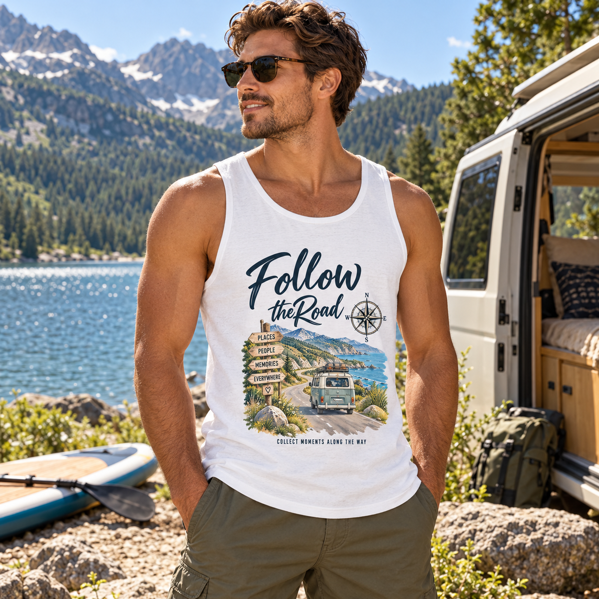 Mann im weißen Bio Tank Top mit Follow the Road Frontprint am Bergsee