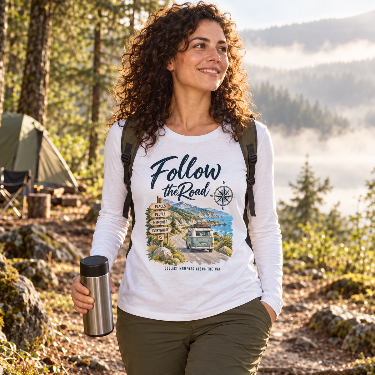 Frau im weißen Damen Bio Longsleeve mit Follow the Road Frontprint auf einem Waldweg