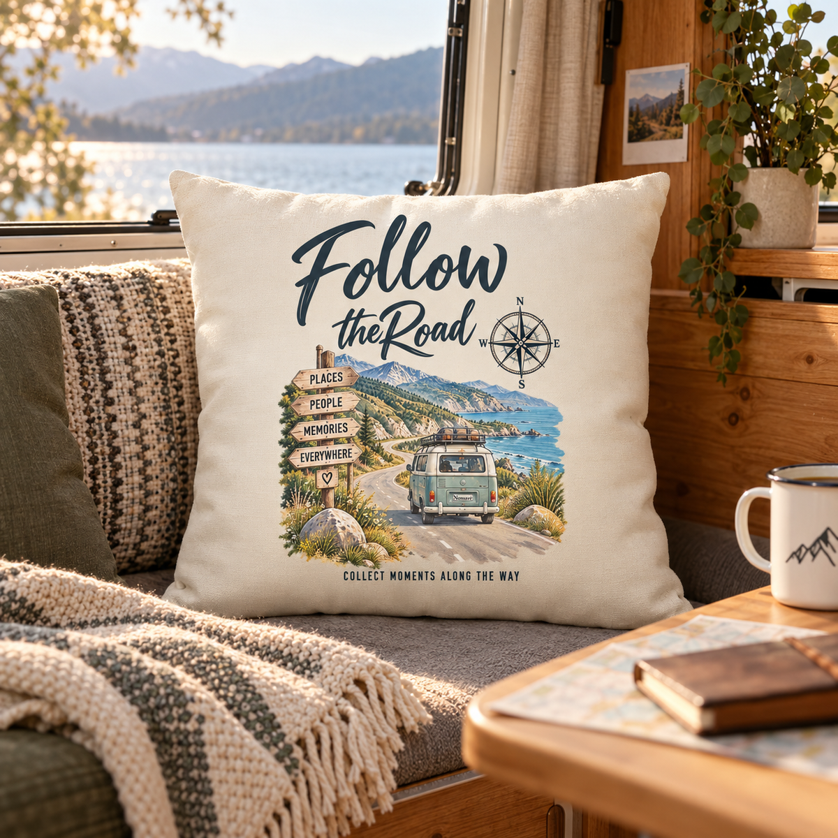 Follow the Road Vanlife Kissen im gemütlichen Camper-Innenraum mit Landschaftsmotiv