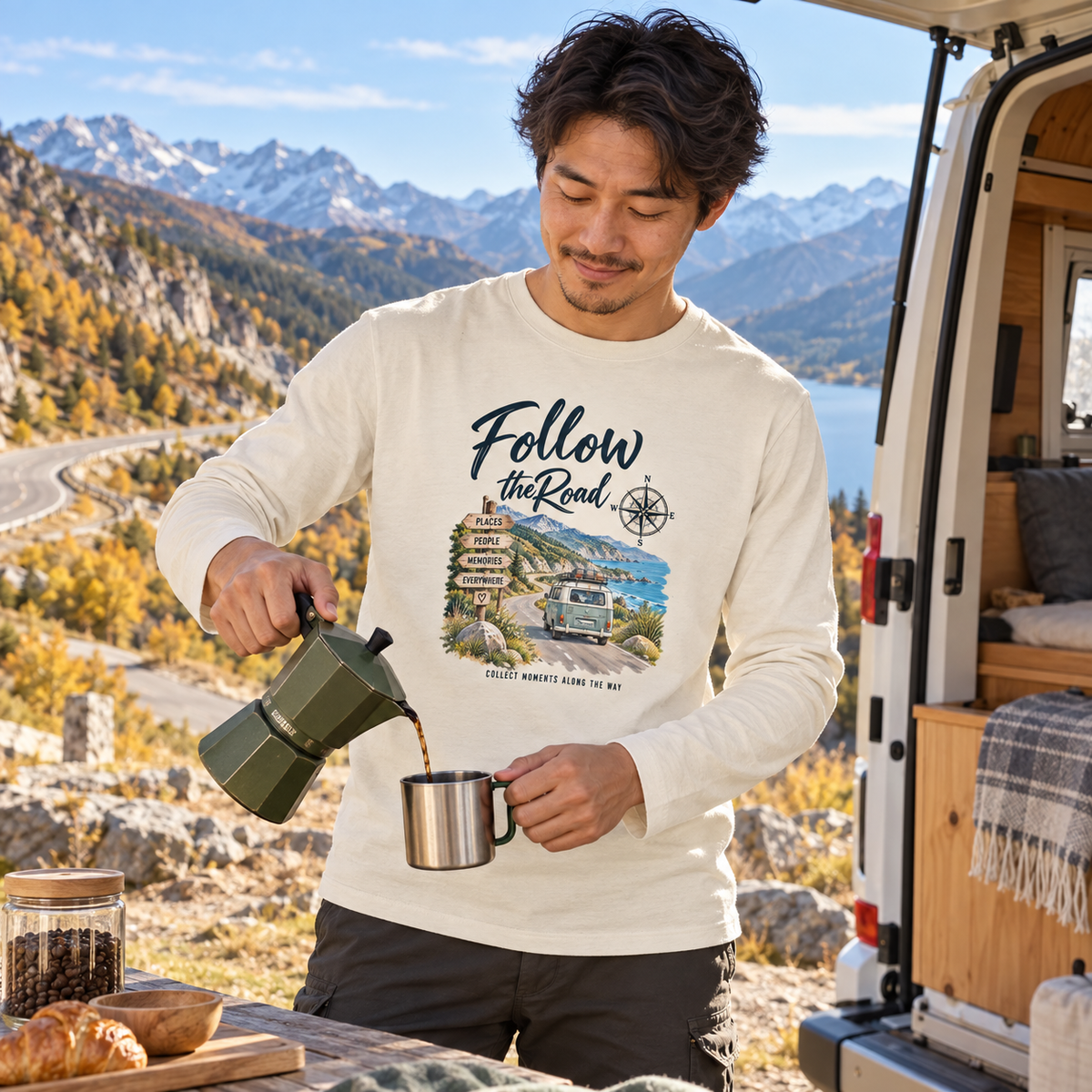 Mann im naturfarbenen Bio Longsleeve mit Follow the Road Frontprint am Bergpass