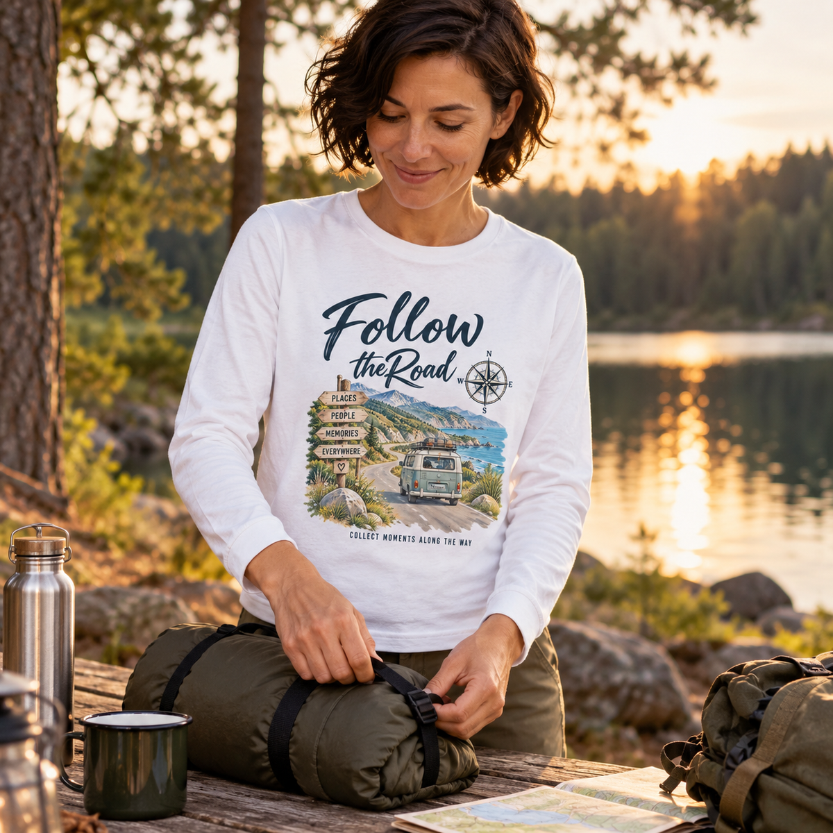 Frau im weißen Bio Longsleeve mit Follow the Road Motiv am Waldsee