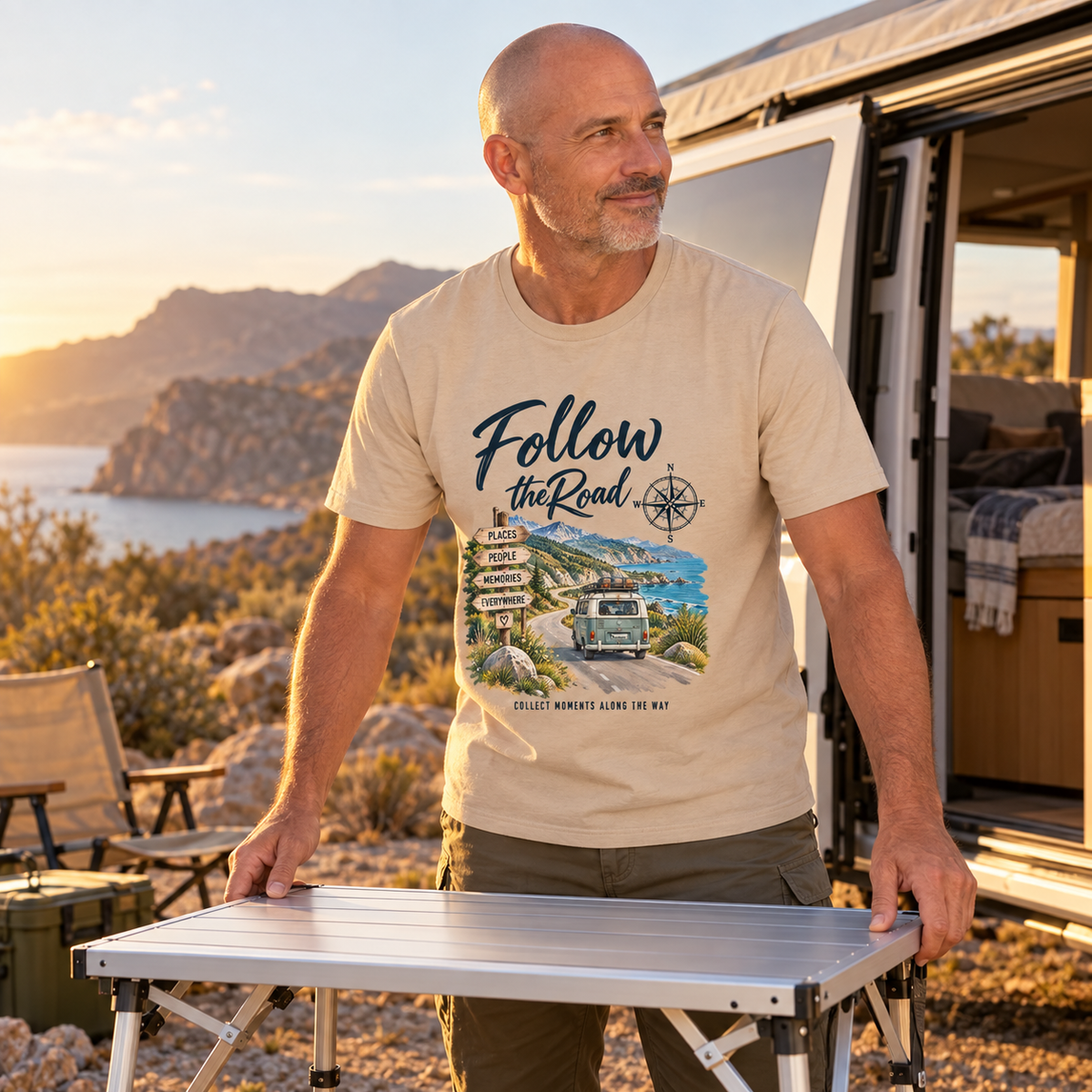 Mann im sandfarbenen Essential T-Shirt mit Follow the Road Frontprint am Roadtrip-Camp