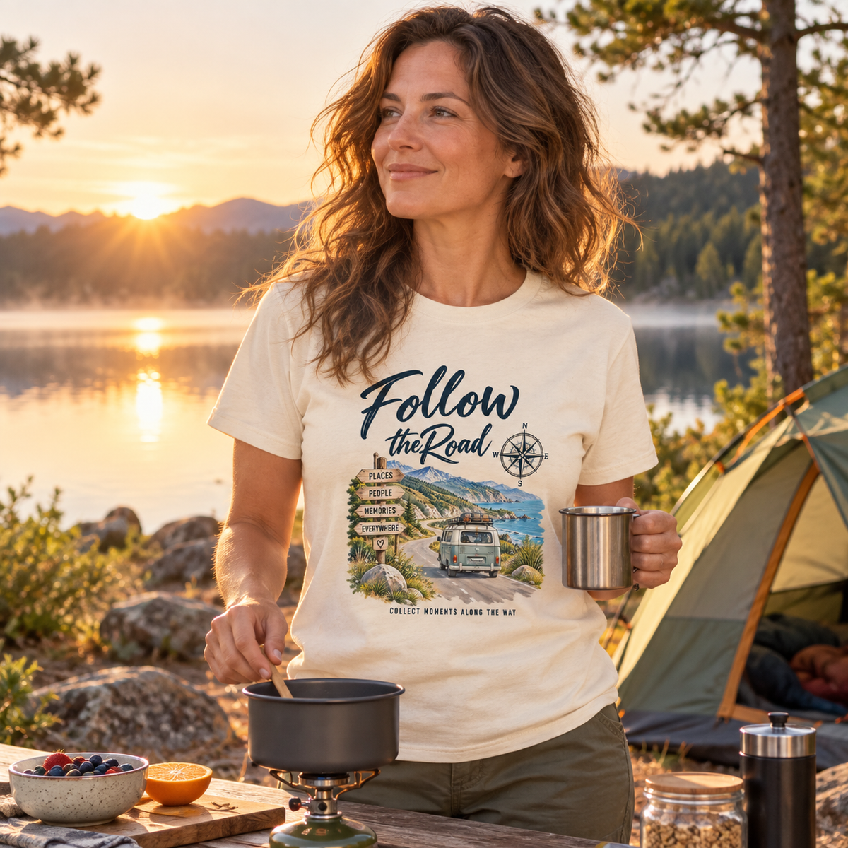 Frau im naturfarbenen Bio T-Shirt mit Follow the Road Frontprint beim Frühstück am See