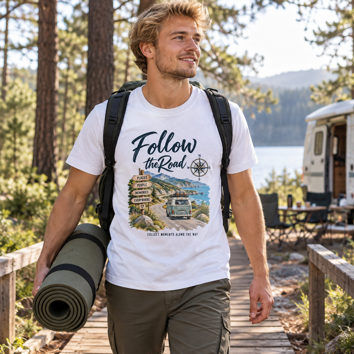 Mann im weißen Bio T-Shirt mit Follow the Road Motiv auf einem Waldsteg