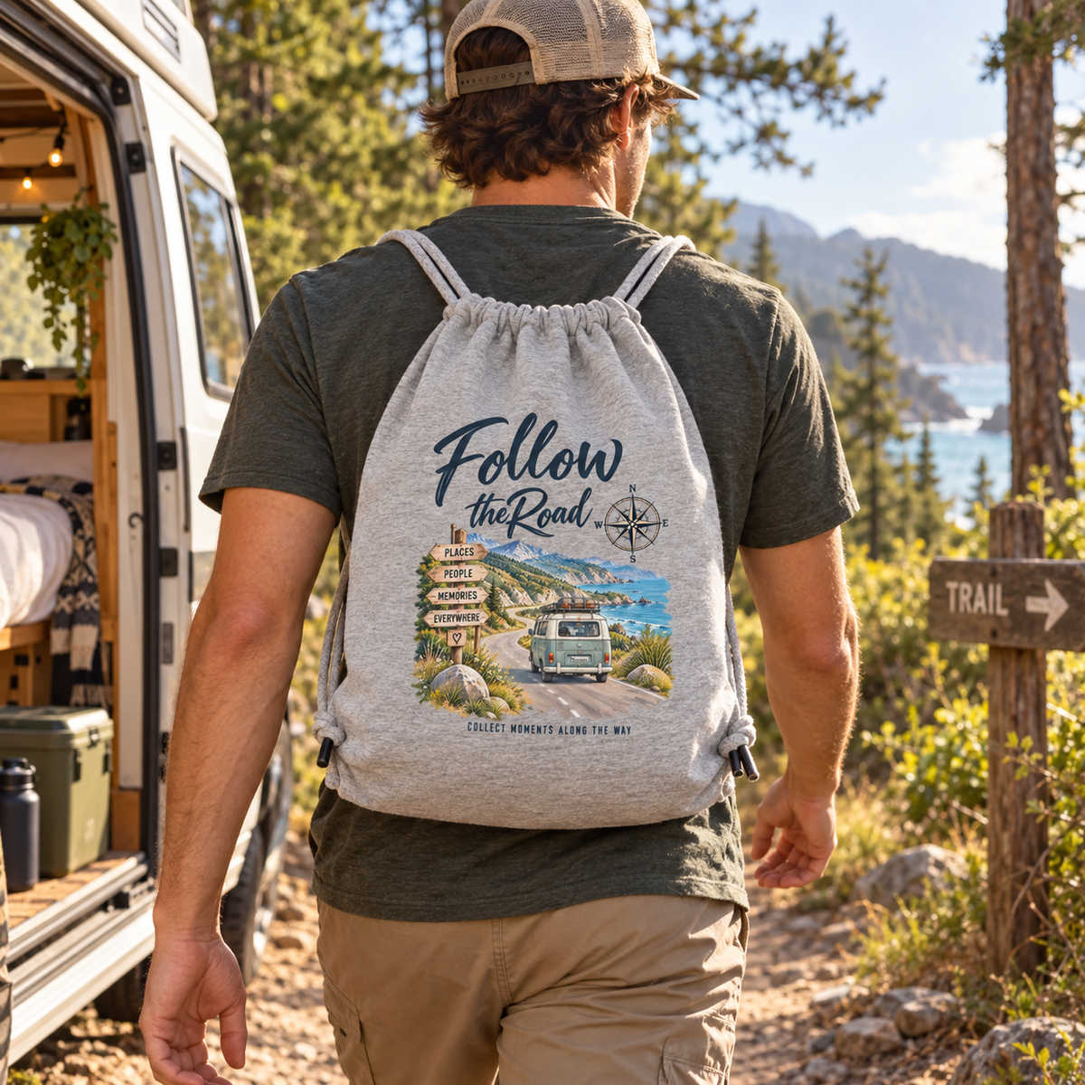 Mann mit Follow the Road Recycling-Gym-Bag auf einem Waldweg