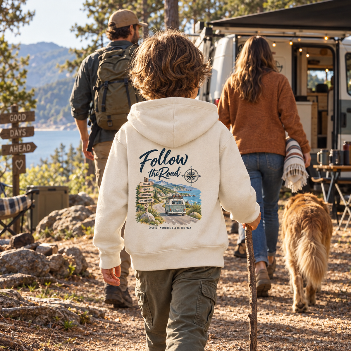 Kinder Bio Hoodie mit Follow the Road Backprint beim Familiencamping im Wald