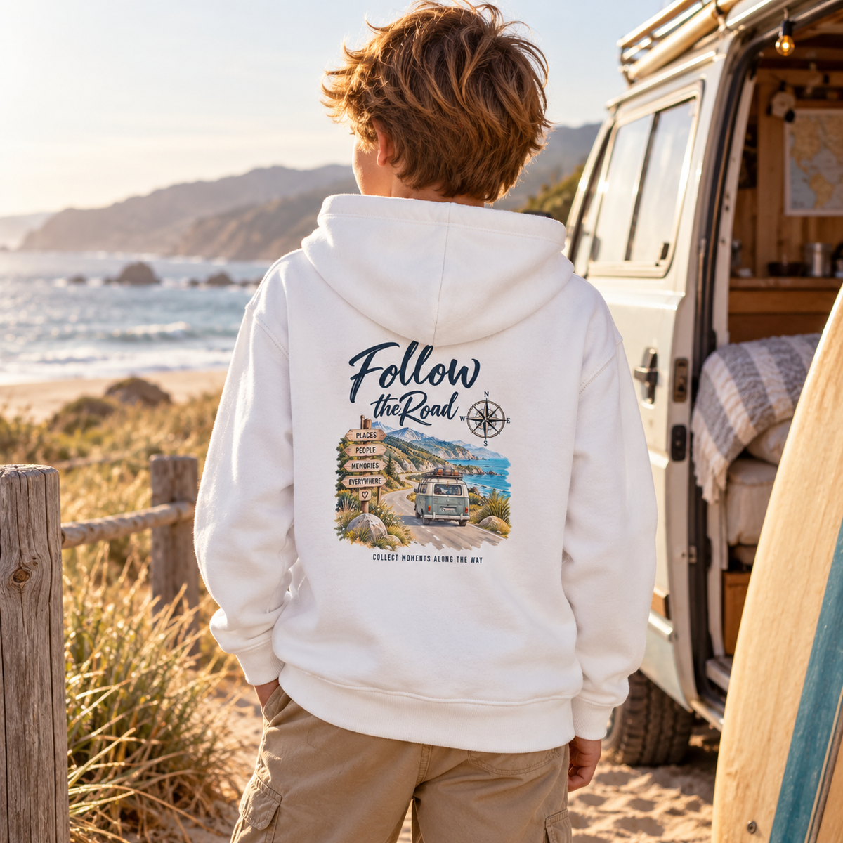 Kinder Bio Hoodie mit Follow the Road Rückenmotiv in den Dünen