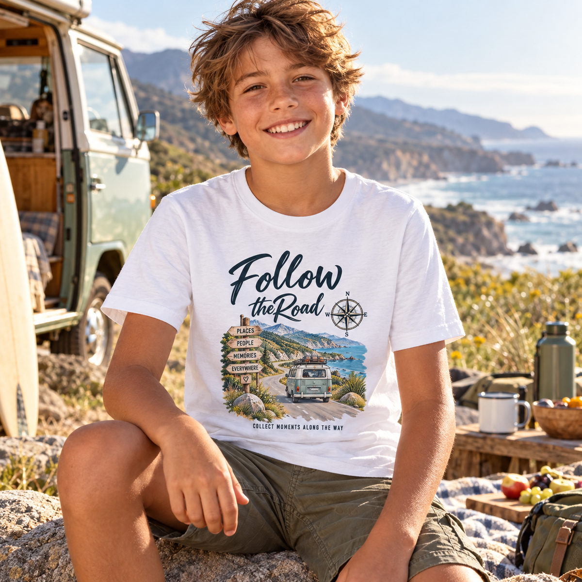 Kinder Bio T-Shirt mit Follow the Road Motiv beim Küstenpicknick
