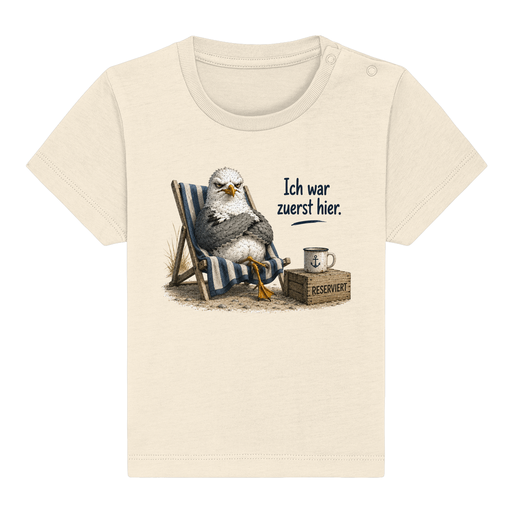Original-Mockup: Baby-T-Shirt in Natural Raw mit Schulterknöpfen und Möwe Alpha mit Spruch Ich war zuerst hier als Frontprint.