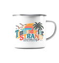 Weiße Emaille-Tasse mit Silberrand – Originalmockup mit Timmendorfer-Strand-Good-Vibes-Only-Motiv auf der Außenseite.