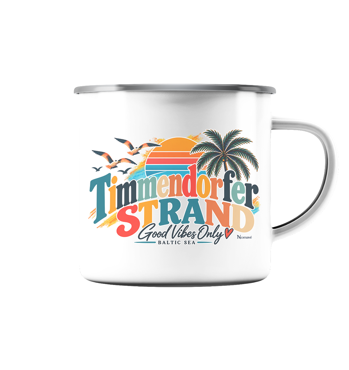 Weiße Emaille-Tasse mit Silberrand – Originalmockup mit Timmendorfer-Strand-Good-Vibes-Only-Motiv auf der Außenseite.