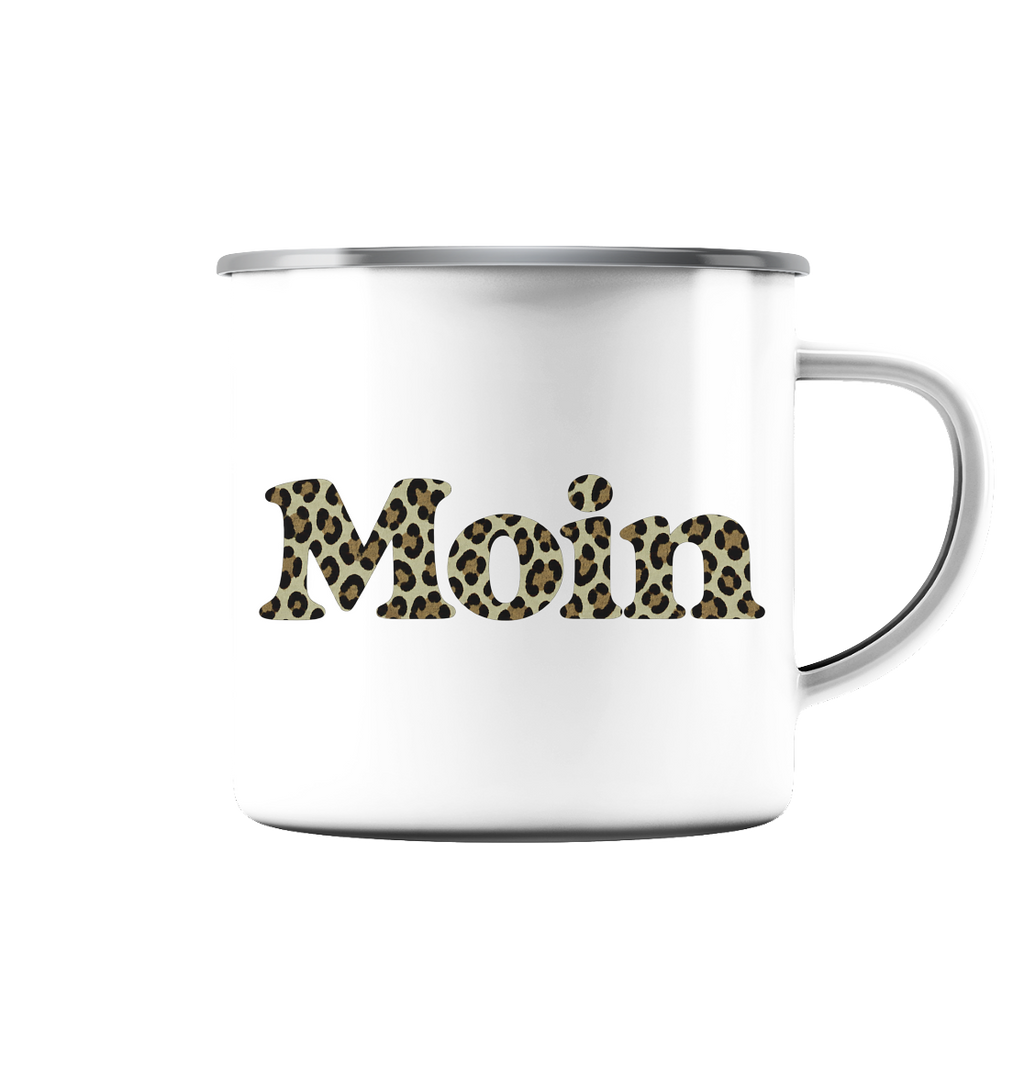 Weiße Emaille-Tasse mit Silberrand und Moin-Leoprint in Sage Green auf der Außenseite, Henkel rechts, Original-Mockup.