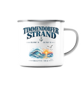 Original-Mockup 1: Emaille-Tasse 300 ml in White glossy mit Timmendorfer-Strand–Baltic-Sea-Motiv auf der Vorderseite und silberfarbenem Rand.