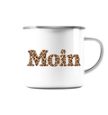 Original-Shirtigo-Mockup: Emaille-Tasse 300 ml mit Silberrand in White glossy mit „Moin“ im Karamell-Leoprint auf der Vorderseite