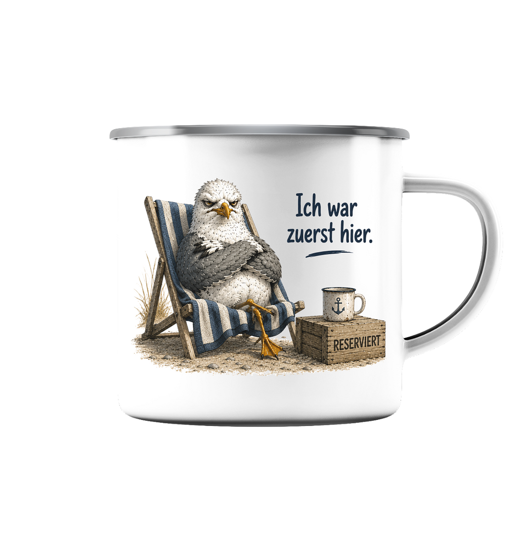 Weiße Emaille-Tasse mit Silberrand, Möwe Alpha im Strandstuhl, Kiste RESERVIERT und Spruch Ich war zuerst hier – Original-Mockup