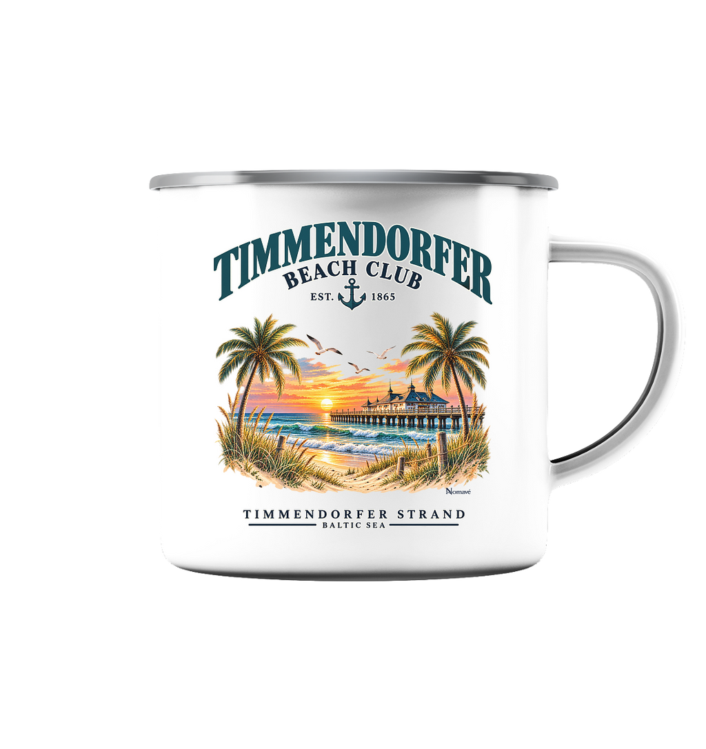Originalmockup: Emaille-Tasse mit Silberrand in White glossy mit Timmendorfer-Beach-Club-Außenmotiv, Motivansicht.