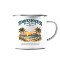Originalmockup: Emaille-Tasse mit Silberrand in White glossy mit Timmendorfer-Beach-Club-Außenmotiv, Motivansicht.