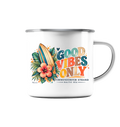Shirtigo-Originalmockup: weiße Emaille-Tasse mit Silberrand und Timmendorfer Surf-Vibes-Außenmotiv
