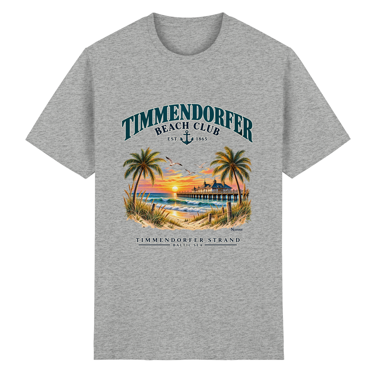 Originalmockup: Timmendorfer Beach Club Unisex Baumwoll-T-Shirt in Ash Grey, Vorderansicht mit maritimem Frontprint, Palmen, Seebrücke und Meer.
