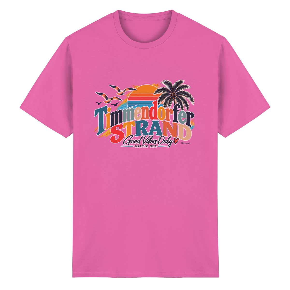 Vorderansicht des Essential-T-Shirts in Azalea mit Timmendorfer-Strand-Good-Vibes-Only-Frontprint aus Sonnenuntergang, Palmen und Möwen.