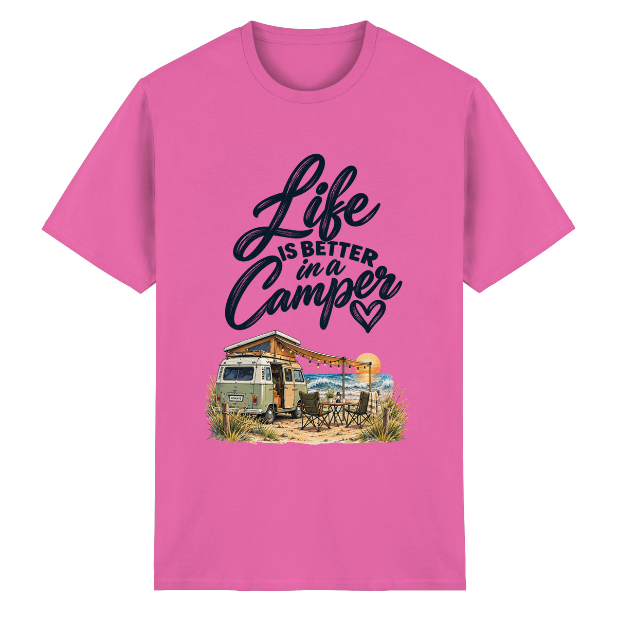 Essential T-Shirt mit „Life is better in a Camper“-Motiv – Vorderansicht in Azalea für Vanlife- und Campingfans