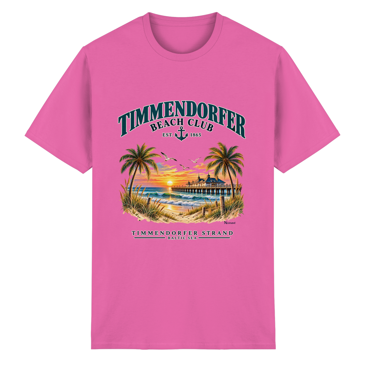 Originalmockup: Timmendorfer Beach Club Unisex Baumwoll-T-Shirt in Azalea, Vorderansicht mit maritimem Frontprint, Palmen, Seebrücke und Meer.