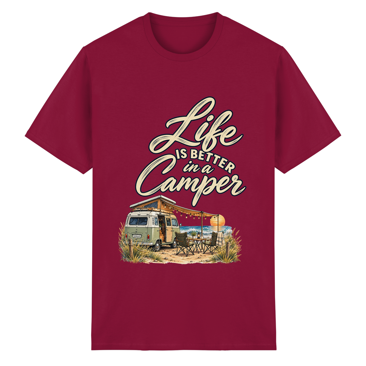 Essential T-Shirt in Cardinal Red mit „Life is better in a Camper“-Motiv – Vorderansicht für Vanlife- und Campingfans