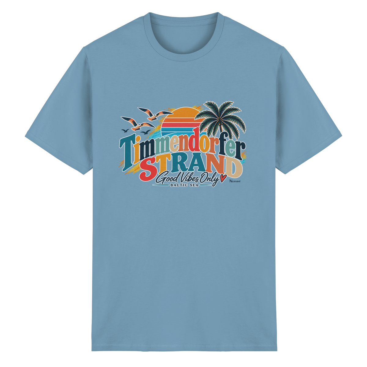 Vorderansicht des Essential-T-Shirts in Carolina Blue mit Timmendorfer-Strand-Good-Vibes-Only-Frontprint aus Sonnenuntergang, Palmen und Möwen.