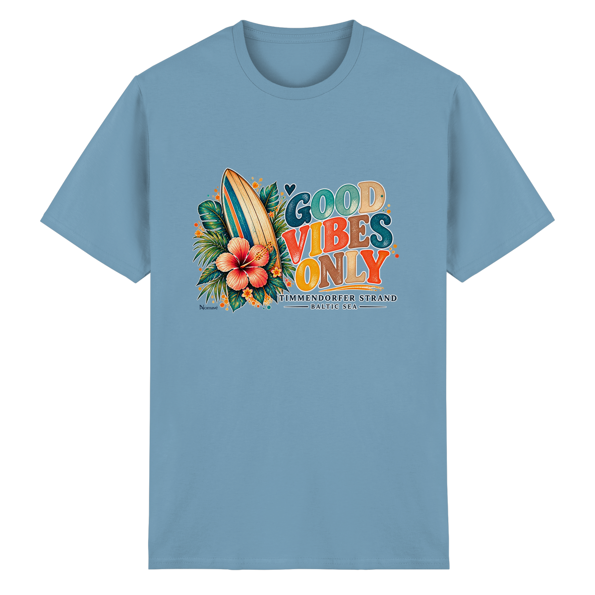 Timmendorfer Strand – Surf Vibes – Heavy-Cotton-T-Shirt mit Frontprint – Carolina Blue; originales Katalogmockup der Vorderansicht mit Frontprint.